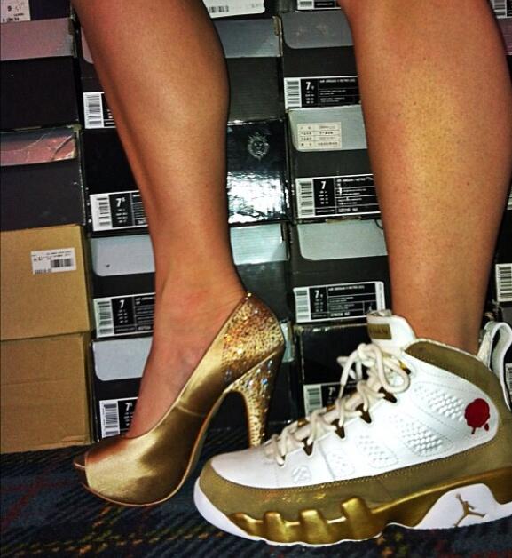 кроссовки на босу ногу. каблуки или кроссовки. неудобные туфли. каблуки vs кеды. девушка кроссовок между ног.