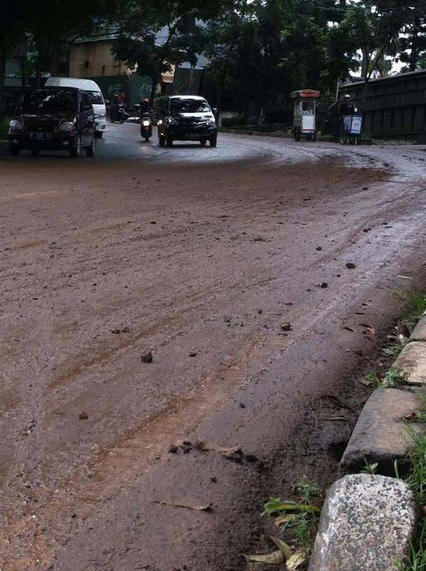 infobandung's tweet photo. RT @RashidSatari: Hati2 melintas Jl Setiabudi dr arah Ledeng stlh pom bensin. Jalan penuh lumpur. Licin. @ridwankamil http://t.co/6BxEyhRQCs