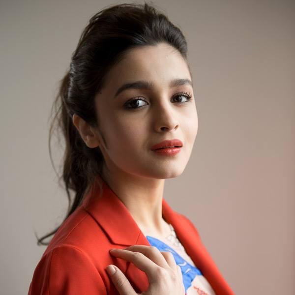 ETimesPhotos's tweet image. #dumbanswers: Alia Bhatt said &apos;Prithviraj Chavan&apos; when asked &apos;Who is President of India&apos;.