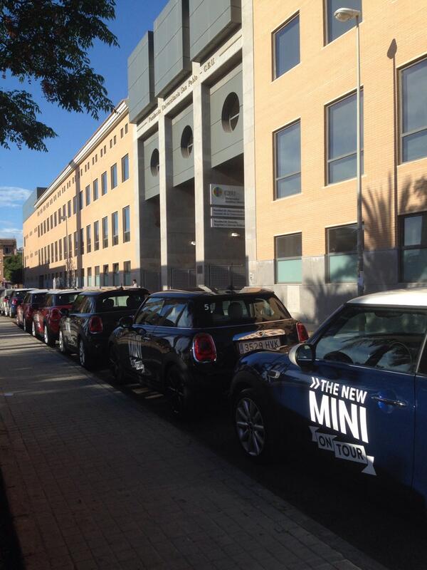 Ireneeeeeee7's tweet photo. Fila de Minis en la puerta del CEU.. Postureo nivel experto #postureoCEU http://t.co/3jtiImrVYd