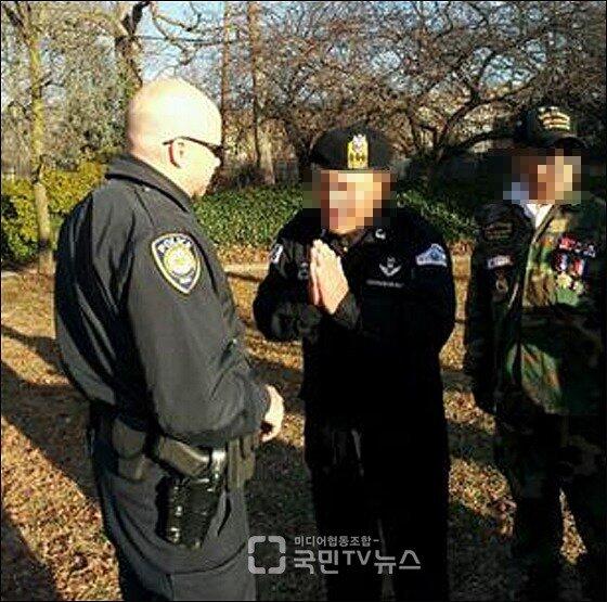 미국경찰에게 싹싹 빌고 있는 수구꼴통 할배들...  부정선거 규탄하는 민주시민 시위대를 가로막다가 걸려서 저 추태임.  .