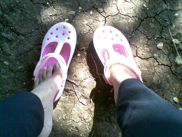 WulanFarabi's tweet photo. sandal yang ke bawa ombak eh kembali lagi,,
alhamdulillah masih bisa pake sandall http://t.co/2uYIpDiEGy