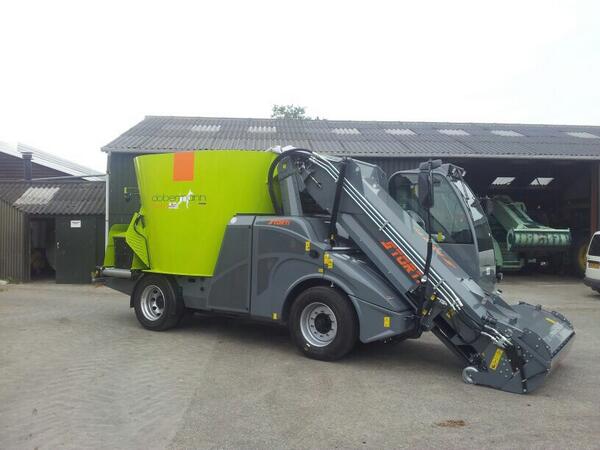farmstore_nl's tweet photo. Gisteren de eerste #Storti Dobermann SV 130 LS in bedrijf gesteld, met Bruggeman uit Broekland http://t.co/nmle8tM6dQ