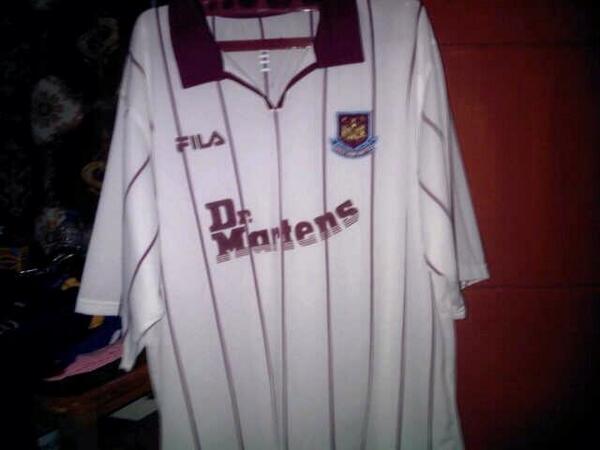 kickoffirst's tweet photo. @utdfootball @BaliUnitedShop #137 wts westham dr martens size XL price 400k cond vgc. Cp:081225674531 #Jersey4sale http://t.co/lG699pLEbE