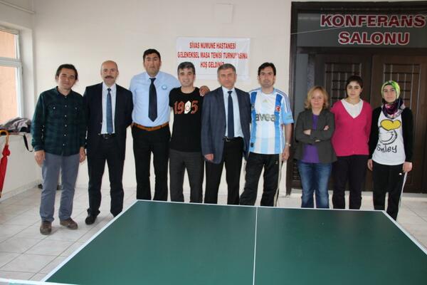 Şampiyonlarımız Kupalarını Aldı..
Sivas Numune Hastanesi Masa Tenisi Turnuvası Sona Erdi..
facebook.com/sivasnumunehas…