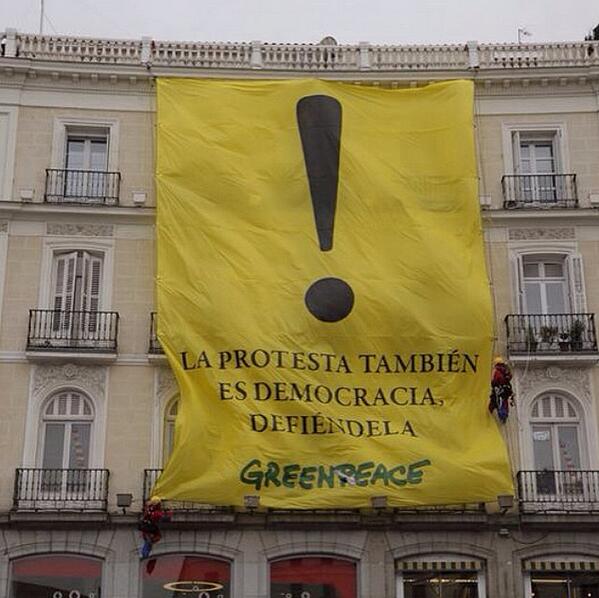 A3Noticias's tweet photo. Greenpeace despliega una pancarta en Sol contra la Ley de Seguridad Ciudadana @greenpeace_esp http://t.co/noOd4FuOqS http://t.co/XbMYIuK548