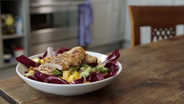 Avocado-Mangosalat mit Hühnchen - perfekt für einen warmen Tag! bit.ly/mangosalat