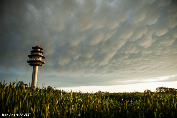 KeraunosObs's tweet photo. Magnifiques mammatus dans le ciel du #Limousin en fin de journée du 21 mai #orage http://t.co/JshTiu75UB