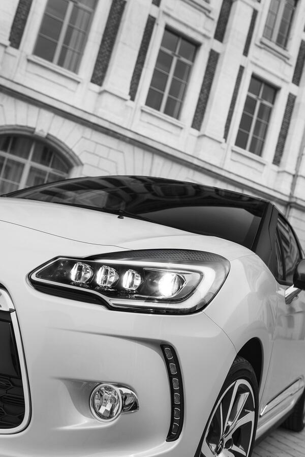 We're pleased to reveal our latest DS 3. What do you think to the Xenon LED light signature? #DS #Brightenyourworld