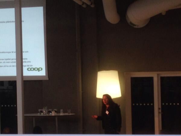 staffan_l's tweet photo. #r2mawards Ännu ett ljushuvud på scen! Carita Weiss från MedMera Bank radar upp siffror om finansiella transaktioner http://t.co/aE5wJW9th4