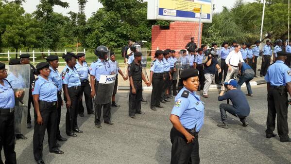 MetropoleMag's tweet photo. Hundreds  of police officers have completely blocked the road #BringBackOurGirls http://t.co/dPLrJwl346