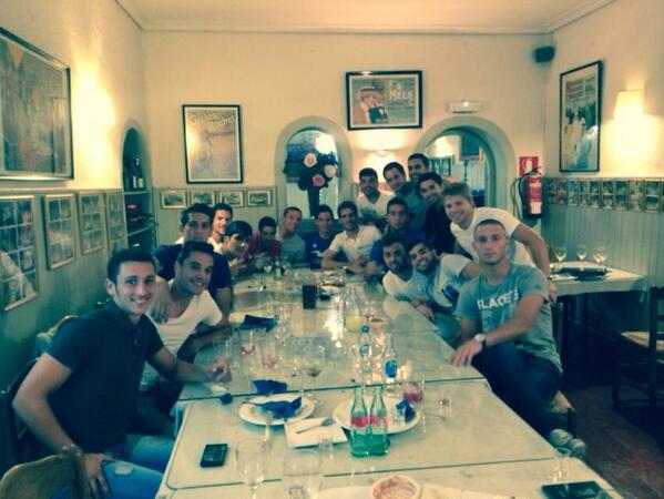 FaustoTienza's tweet photo. COMIDA DE EQUIPAZO!!!!!  #TodosConElBetisB #VamosBetisB http://t.co/9uKCKeHPrn