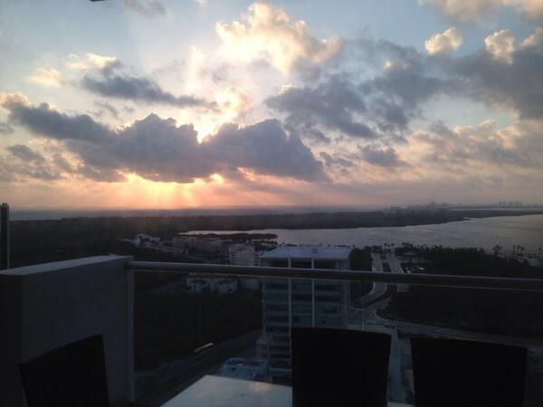 phanzc's tweet photo. Con esta hermosa vista despertaremos cada mañana😍 @monicaoropza @aleceballosg@paO_marQz @Daaniielav http://t.co/NXakzttLdo