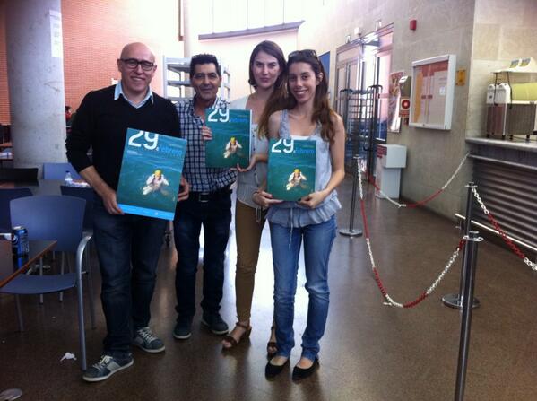 29defebreroumh's tweet photo. Presentada con éxito la revista @VeraMatas5 @blancaluis93 @emilioperezmar1 @andres_mcano #produccionumb14 http://t.co/G5KEhV4tQF