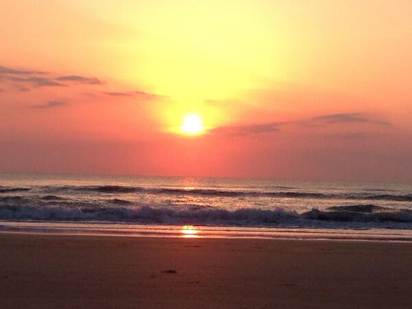 Tay_Molstead's tweet photo. Watching the sunrise with @noah_brown21 #beautiful #finallyinflorida http://t.co/8aQdXv4vd0