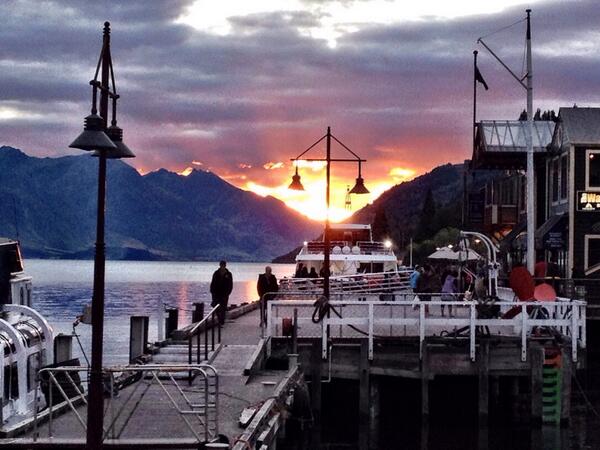 Hotbali's tweet photo. Sunset in Queenstown Dec 2013 #NZFoto @JPlusSunday http://t.co/P8yvGibFT0