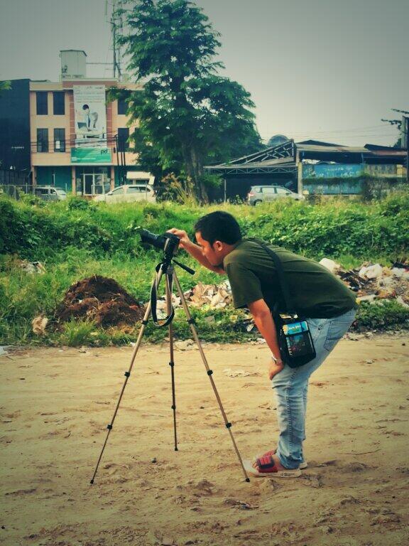 CreativeKamil's tweet photo. Nih gan bang Director kita @roiskamil lg ngambil moment kehidupan disekitar kalimalang bwt project @CitarumDoc2014 :) http://t.co/TtWy3TWwT4