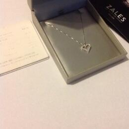 Everydaychika's tweet photo. Check out my 14k white gold heart shaped diamond pendant on @SellSimpleApp http://t.co/JY81eetscJ http://t.co/2328i3RaGe