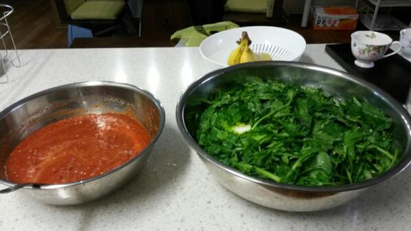 greenmarble11's tweet photo. 열무 텃밭에서 뽑은 걸루다 김치 담근 날~ 저녁은 아들이 먹고 들어왔대서 남편 퇴근길에 홍대앞서 막국수 먹었네요~~ 까먹구 사진을 놓쳐서 김치사진으로 대쳇체~~ http://t.co/U6zb7atbhT