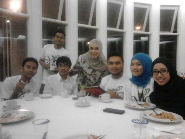 Dinner before concert.. yeahh..