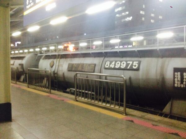 younstory79's tweet photo. 오늘 저녁 8시 25분경 노량진역 4번 승강장 맞은편 화물열차 위에서 일어난 폭발 사건 바로 직후 장면과 관련 영상입니다! 
3차례 정도 큰 폭발음과 함께 불꽃이 튀었고, 그 위에서 작업하던 인부는 불타고… http://t.co/noRZWcXT56