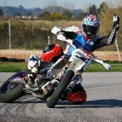 Rivas7Dani's tweet photo. Tengo que ahorrar para volver a tener una,que buenos ratos pasàbamos juntos,supermotard! http://t.co/xW5gI1CG9v