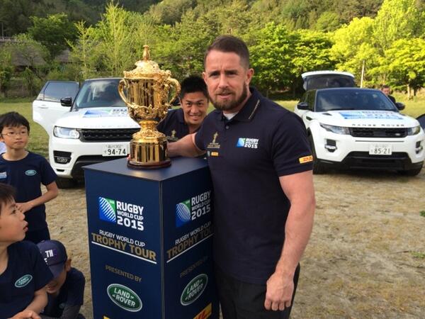 ShaneWilliams11's tweet photo. Webb Ellis Cup #ohataphotobomb @LandRover RWCTT http://t.co/ByOhDv7jOi
