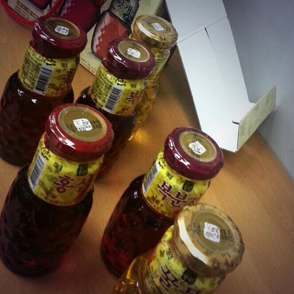 jhs5592's tweet photo. 오늘 숙제는 다들 하고 계신가요??
맛난저녁사진을 자랑해주세용~~
박덕중오빠(^^)가 숙취에 좋은 꿀물이랑 힘쓰라는복분자를  주셔서♥♥♥
감사합니다~~~ http://t.co/mAKciPxfJm
