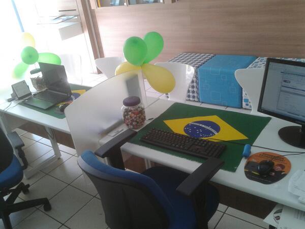 BrandaoPeterson's tweet photo. Loja decorada, TIM CONTROLE DAY !!! http://t.co/KdnRVwhNCI