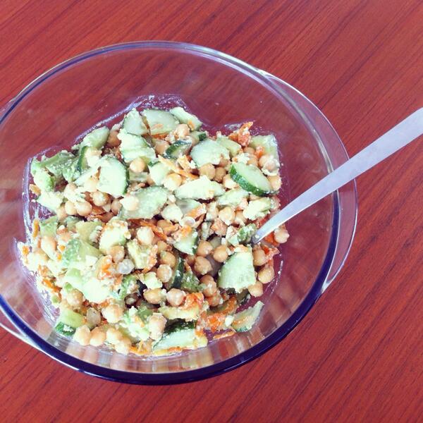 Recept voor zomerse avocado-kikkererwten #salade op mijn blog bit.ly/1oiZetv #veggie #recept