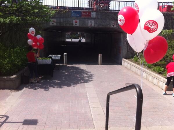 uoCoopCareers's tweet photo. Rendez-vous dans quelques minutes pour la Marche des deux ponts #uOttawa. Le soleil est de la partie! http://t.co/hnZNr6v0hI