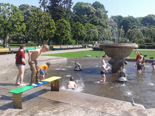 ievazemite's tweet photo. Soliņu stāsts Ziedoņdārzā turpinās. Tā bērni un tā seniori ziedondarzs# http://t.co/DET74yPhOj