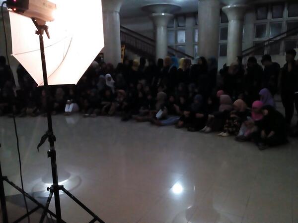 WarnaIndonesia_'s tweet photo. Group Photoshoot part 2 @Sosek2011 at Gedung Rektorat UGM #warnaindonesia #studiofoto #fotogrup #ugm http://t.co/KYw8t4twFK