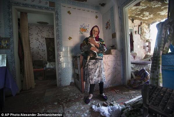 Как живут сейчас люди на украине. Бабушка в разрушенном доме. Нищета украинских деревень. Украинские деревни разруха. Села Украины нищета.