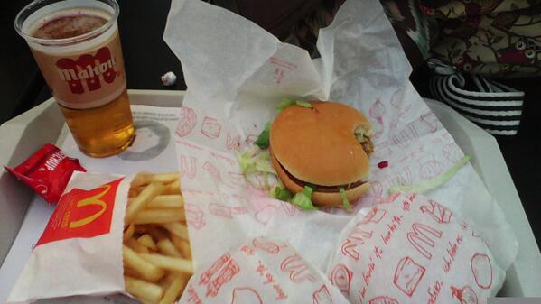 lorena09Ll's tweet photo. Comiendo @marjagil  y @YaizaFcb10 http://t.co/7Ip6FgTP2l