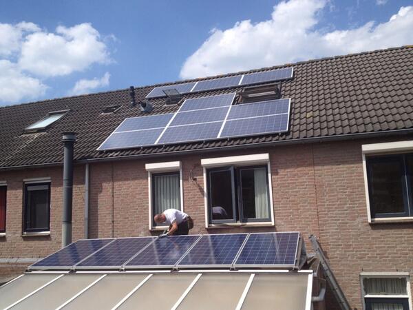 e2emPower's tweet photo. Weer familie blij gemaakt. Ditmaal @ossmijnstad Eigen energie producent worden is leuk; goed voor geld en milieu http://t.co/Idixx9TfQv
