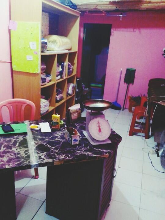 alcharlote's tweet photo. Musim hujan,males nyuci :( , Sini dicuciin alenio laundry di jalan malabar ujung http://t.co/KsECdp41qA