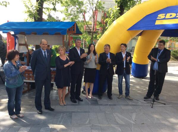 Kandidati <a href="/strankaSDS/">SDS</a> s predsednikom <a href="/JJansaSDS/">Janez Janša</a> v Cerknici: mi se ne damo!