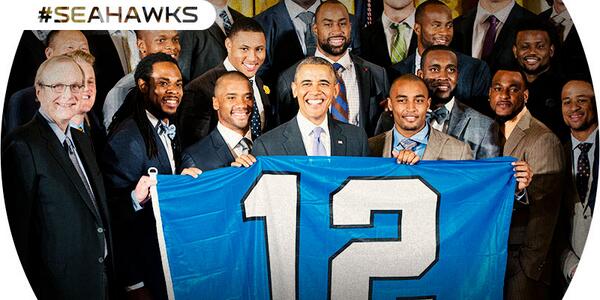 nflmx's tweet photo. #NFLVIDEO El presidente Barack Obama recibió a los campeones #Seahawks en la Casa Blanca. http://t.co/P8gRE1wM1y http://t.co/tlHrYj3zsi