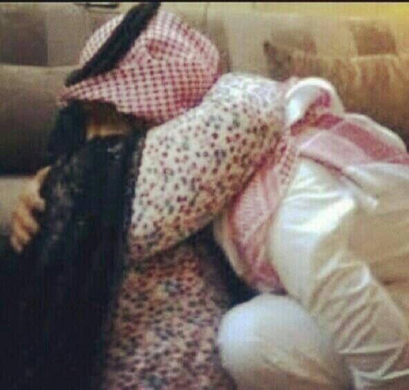 sooos1s's tweet image. امي وليفة خاطري ، نور عيني
حتى وهي قربي لها احنّ واشتاق

كل ماأضيق بهالزمن تحتويني
يااربّ تشرح صدرها كل ماضاق