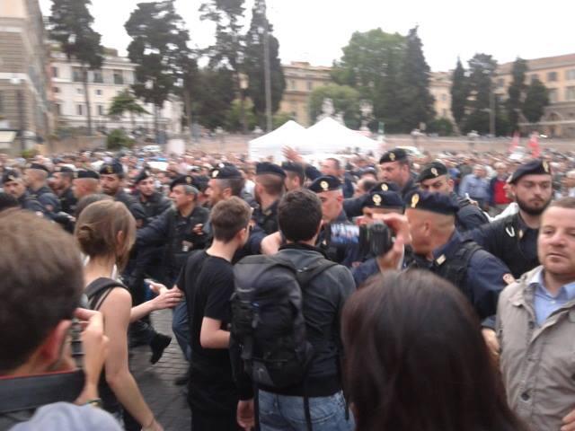 Contestazioni Renzi, Roma 22 maggio (foto da twitter @DinamoPress)
