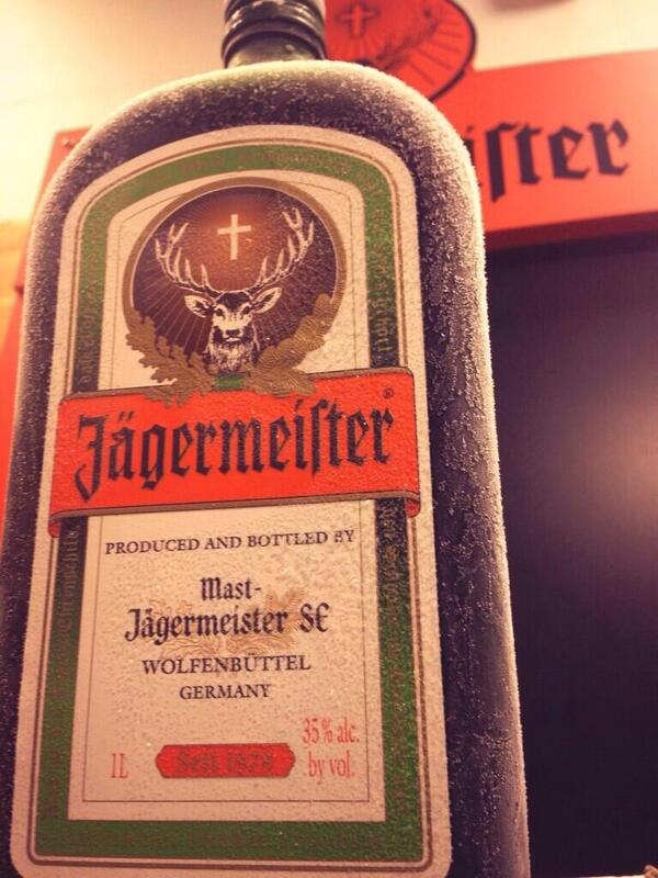 JuanitaCalamid's tweet photo. Cuando dices "jueVes", dices JUANITA! Y nosotros decimos: CLVB LAVDE! Jäger muy frío, y @diegovalares en cabina.#LIO http://t.co/xneAyH6xtr