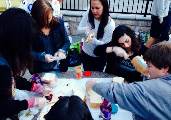MondayNtMission's tweet photo. Sandwiches, pasta and chicken on a Wed. night
#HungerSucks #homelessness #food is #love #DTLA
#MondayNightMission http://t.co/gSrfJeJrhg