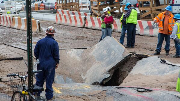Gizmodo's tweet photo. A giant sinkhole just opened up in the middle of Manhattan http://t.co/FE5bLOk0E0 http://t.co/i0yAi68cqg
