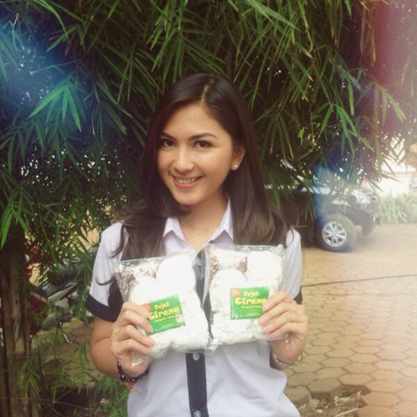 Jscmila's tweet photo. Makasih @AyuNilasariD buat rujak cirengnyaaa :) enaak banget! http://t.co/LLnpJOBYbz