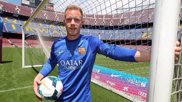 voetbalflitsen's tweet photo. Barcelona-doelman Marc-André ter Stegen in zijn nieuwe tenue. http://t.co/E5F0xEh4Om