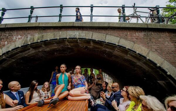 DeGrachten's tweet photo. .@parool: "Modeshow op de grachten" #CanalCatwalk #bikiniparade #WorldFashionFestival http://t.co/RHNxhfWcyr http://t.co/L0fVxAlvEI