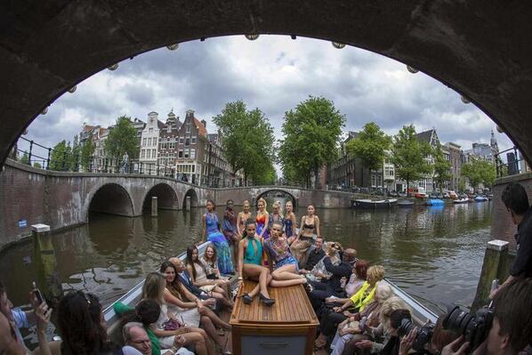 DeGrachten's tweet photo. .@parool: "Modeshow op de grachten" #CanalCatwalk #bikiniparade #WorldFashionFestival http://t.co/RHNxhfWcyr http://t.co/L0fVxAlvEI