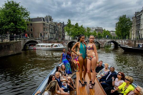 DeGrachten's tweet photo. .@parool: "Modeshow op de grachten" #CanalCatwalk #bikiniparade #WorldFashionFestival http://t.co/RHNxhfWcyr http://t.co/L0fVxAlvEI