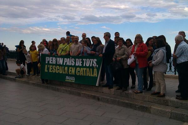 SEPC_URV's tweet photo. Per un país de tots, ara llegim el manifest de somescola a tarragona! La llengua no es toca @SEPC_nacional http://t.co/tvbBx2onMB